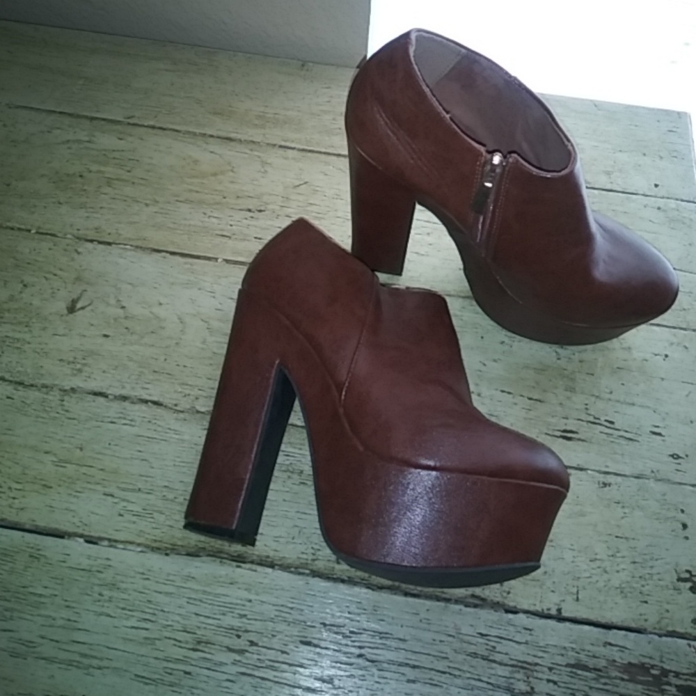 Dollhouse brown platform booties